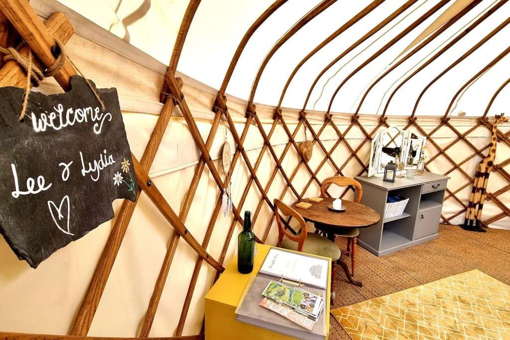 Bronfelen Yurt Hotel Cynghordy Bagian luar foto