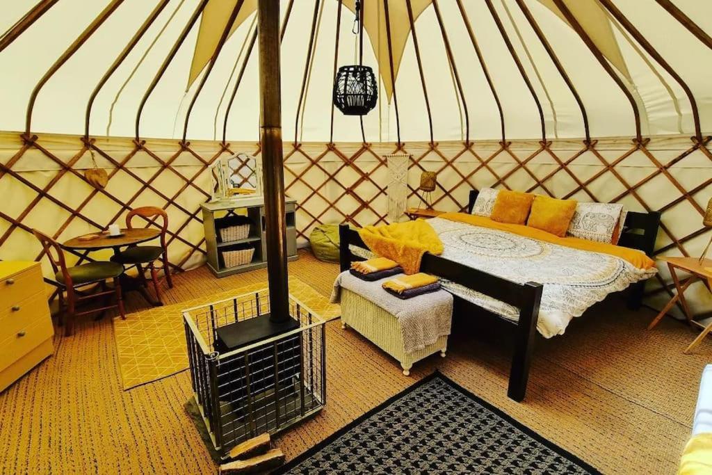 Bronfelen Yurt Hotel Cynghordy Bagian luar foto